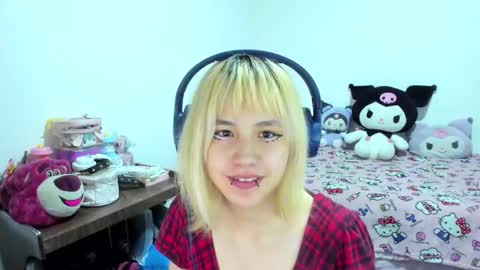 Snapshot of azu_moure chatting on September 12, 6:15 am Azu Moure online show from September 12, 6:15 am