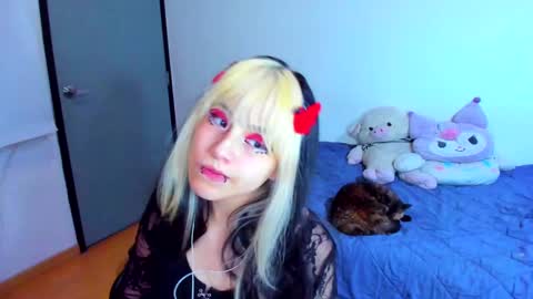 Snapshot of azu_moure chatting on February 18, 10:38 am Azu Moure online show from February 18, 10:38 am