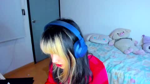Snapshot of azu_moure chatting on December 24, 4:22 am Azu Moure online show from December 24, 4:22 am