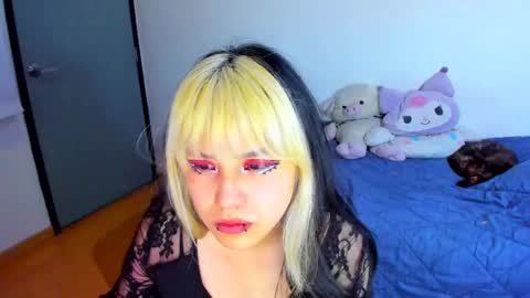 Snapshot of azu_moure chatting on February 18, 7:32 am Azu Moure online show from February 18, 7:32 am