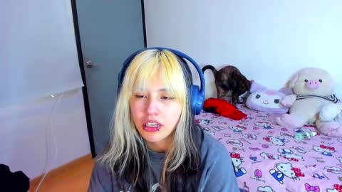 Snapshot of azu_moure chatting on February 25, 11:32 am Azu Moure online show from February 25, 11:32 am