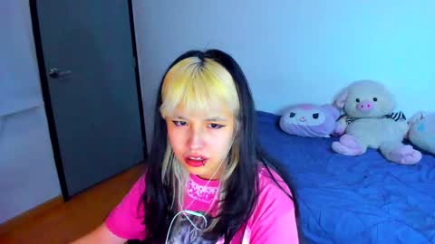 Snapshot of azu_moure chatting on February 12, 7:13 am Azu Moure online show from February 12, 7:13 am