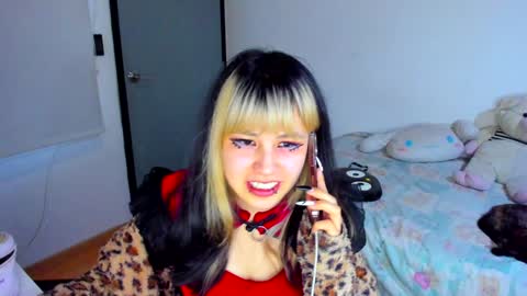 Snapshot of azu_moure chatting on December 29, 9:52 pm Azu Moure online show from December 29, 9:52 pm