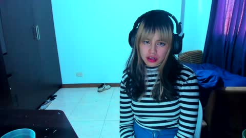 Snapshot of azu_moure chatting on January 19, 2:38 pm Azu Moure online show from January 19, 2:38 pm