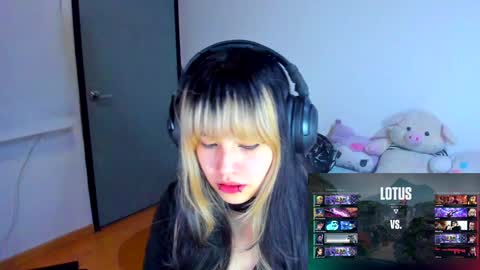 Snapshot of azu_moure chatting on January 20, 8:30 am Azu Moure online show from January 20, 8:30 am