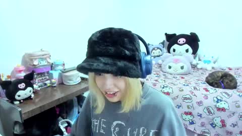 Snapshot of azu_moure chatting on September 15, 6:59 am Azu Moure online show from September 15, 6:59 am