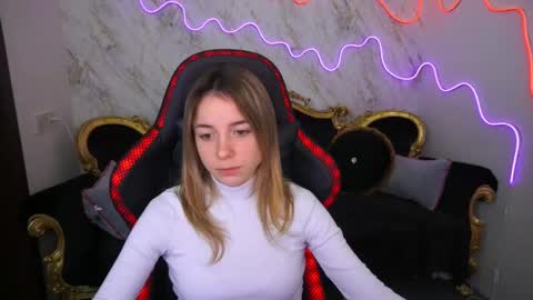 Snapshot of babe_dollie chatting on February 12, 10:24 am Babe online show from February 12, 10:24 am