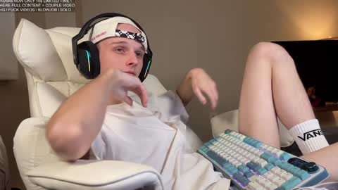 Big cock boy online show from December 24, 6:44 am