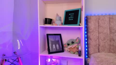 daya independent model online show from May 12, 10:08 pm