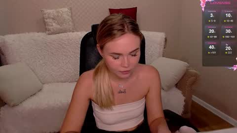 Snapshot of barbie_lillie chatting on October 13, 7:21 am Lilli 3 online show from October 13, 7:21 am