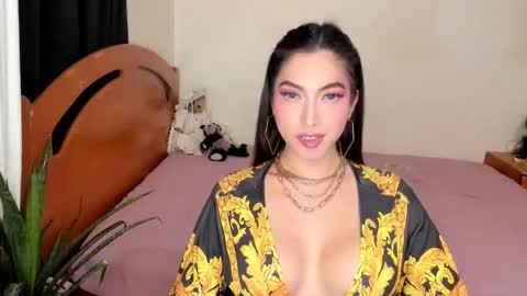 Queen Angela online show from October 6, 7:53 pm