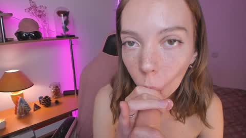 Snapshot of beautyeliise chatting on December 21, 5:51 pm Eliise online show from December 21, 5:51 pm