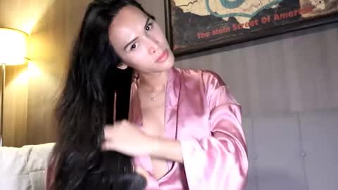 bee_thai online show from May 4, 4:35 pm