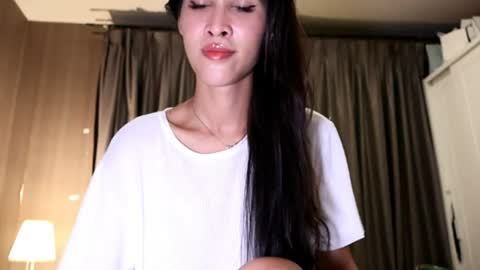 bee_thai online show from June 18, 9:20 pm