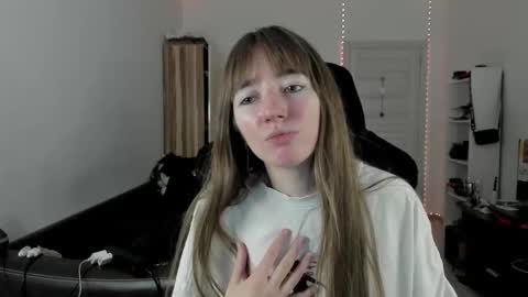 Snapshot of bekkawell chatting on October 3, 11:29 am Lisa online show from October 3, 11:29 am