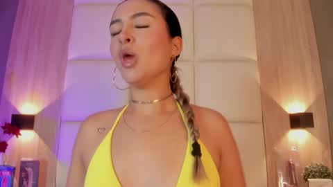 Bella cam online show from June 17, 7:19 pm