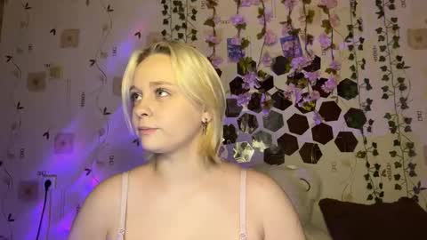 Snapshot of bella_and_alice chatting on October 1, 2:49 pm bella_and_alice online show from October 1, 2:49 pm