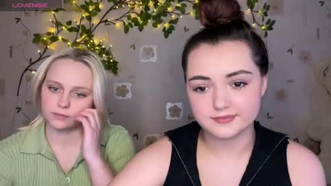 bella_and_alice online show from May 1, 4:34 pm