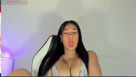 Snapshot of bella_hadid1_ chatting on February 24, 6:58 pm Laura online show from February 24, 6:58 pm