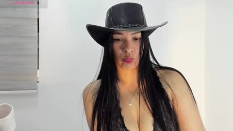 Snapshot of bella_hadid1_ chatting on September 13, 7:49 pm Laura online show from September 13, 7:49 pm