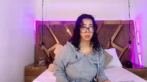 Bella Swwan  online show from June 16, 1:04 pm
