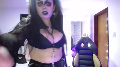 Snapshot of belladona_trix chatting on October 31, 8:09 pm belladona_trix online show from October 31, 8:09 pm