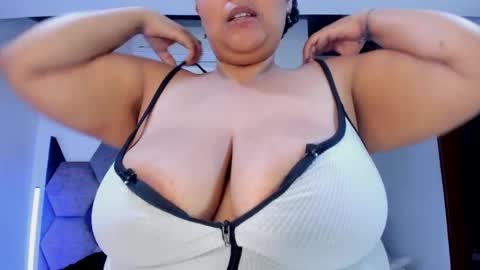 Bella Nix big tits online show from April 30, 5:40 pm