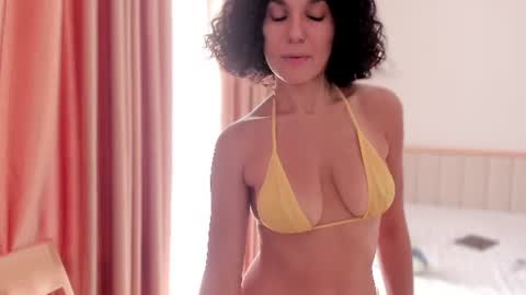 A girl from your  dreams online show from July 17, 11:39 pm