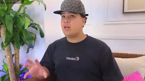 bennett_alejoo online show from June 17, 6:35 pm