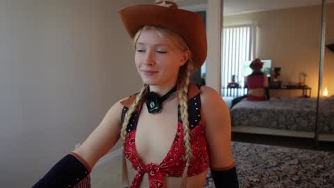 Snapshot of bestblondiiecb chatting on October 31, 7:36 pm Chloe Next stream on Friday online show from October 31, 7:36 pm