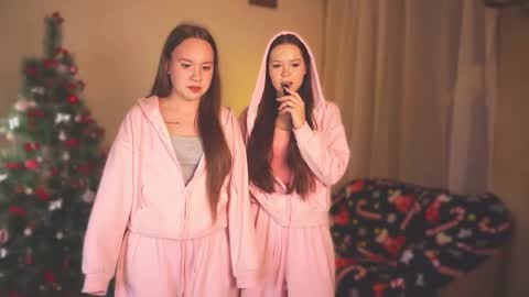 Lisa and Alice online show from December 1, 1:53 pm