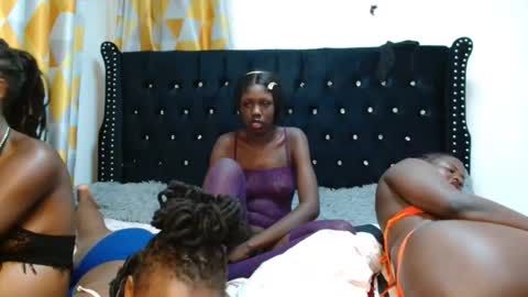 Snapshot of blackafrican_queen chatting on October 17, 10:47 pm Queen online show from October 17, 10:47 pm