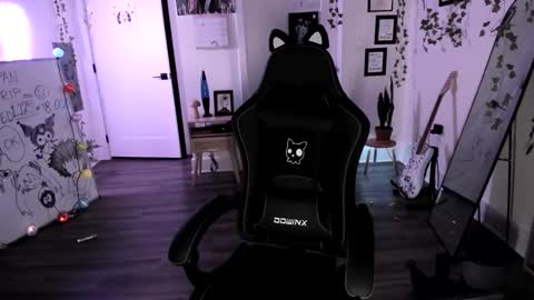 Ella online show from March 9, 4:06 am