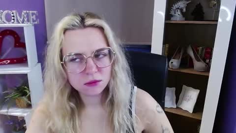 Z O E Y online show from February 24, 5:54 am