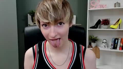 Snapshot of blair_erotic chatting on September 23, 6:51 am Blair online show from September 23, 6:51 am