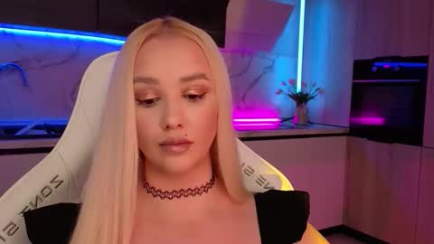 Snapshot of blond_diamond chatting on October 22, 12:07 pm Lana online show from October 22, 12:07 pm