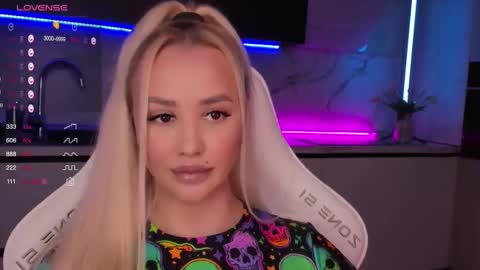 Snapshot of blond_diamond chatting on October 5, 9:18 am Lana online show from October 5, 9:18 am