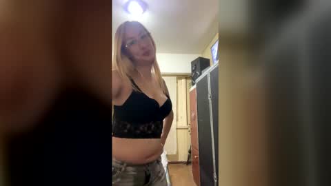 blonde3292 online show from March 7, 1:44 pm