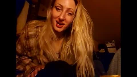 Snapshot of blondebellaaa3 chatting on January 18, 3:53 am Gia  online show from January 18, 3:53 am