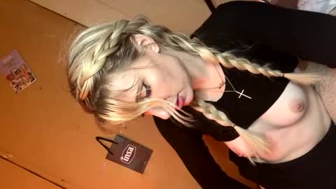 Snapshot of blondebellaaa3 chatting on February 25, 7:27 pm Gia  online show from February 25, 7:27 pm