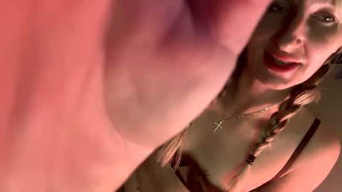 Snapshot of blondebellaaa3 chatting on October 12, 2:04 am Gia  online show from October 12, 2:04 am