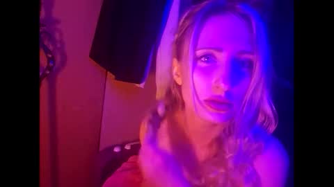 Snapshot of blondebellaaa3 chatting on February 6, 4:36 pm Gia  online show from February 6, 4:36 pm