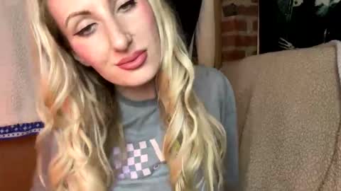 Snapshot of blondebellaaa3 chatting on February 28, 4:43 am Gia  online show from February 28, 4:43 am