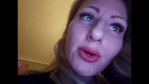 Snapshot of blondebellaaa3 chatting on December 4, 1:14 pm Gia  online show from December 4, 1:14 pm