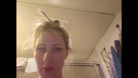 Snapshot of blondebellaaa3 chatting on January 2, 6:12 pm Gia  online show from January 2, 6:12 pm