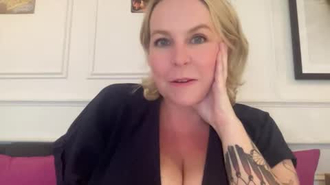 Snapshot of blondejj chatting on January 20, 6:21 am JJ online show from January 20, 6:21 am