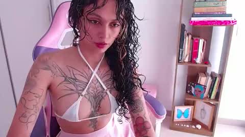 Im Abril .. Nice to meet you  thumb up me please its important  INDEPENDENT MODEL online show from April 6, 7:04 pm