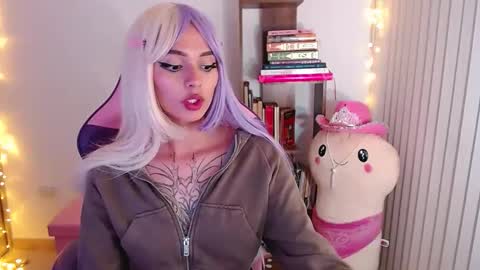 Snapshot of bluee_v chatting on October 1, 2:43 am Im Abril .. Nice to meet you thumb up me please its important INDEPENDENT MODEL online show from October 1, 2:43 am