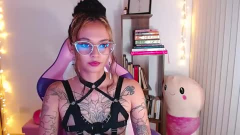 Snapshot of bluee_v chatting on September 27, 1:03 am Im Abril .. Nice to meet you thumb up me please its important INDEPENDENT MODEL online show from September 27, 1:03 am