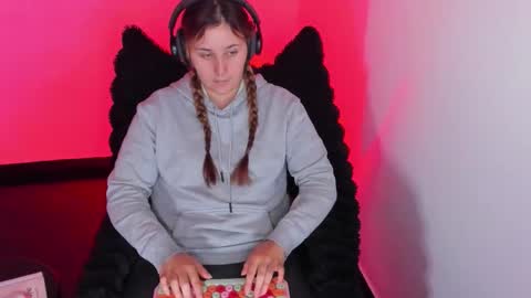 Bonnie Help me reach 500 likes online show from January 31, 8:17 pm